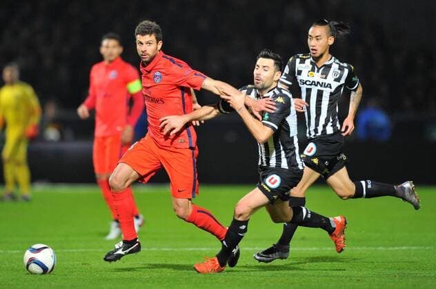 Fußball, Angers SCO - Paris St. Germain THIAGO MOTTA (psg) - Thomas MANGANI (sco) - Billy KETKEOPHOMPHONE (sco) - Fussball Frankreich, Ligue 1, Angers SCO vs. Paris Saint Germain PSG - 01 12 2015 FEP Panoramic 