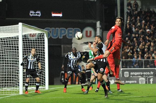 Fußball, Angers SCO - Paris St. Germain EDINSON CAVANI (psg) - Romain SAISS (sco) - Fussball Frankreich, Ligue 1, Angers SCO vs. Paris Saint Germain PSG - 01 12 2015 FEP Panoramic 