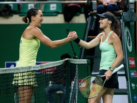 Champions Tennis League 2015, Hyderabad Aces Martina Hingis (SUI) gratuliert der Siegerin Nagpur Orangers Spieler Jelena Jankovic (SRB) Tennis - Champions Tennis League 2015 - - - Hyderabad - Telangana - India - 30 November 2015.