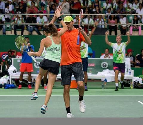 Champions Tennis League 2015, Hyderabad Aces Spieler Martina Hingis (SUI) und Ivo Carlovic (CRO) Mixed Double, Tennis - Champions Tennis League 2015 - - - Hyderabad - Telangana - India - 30 November 2015.