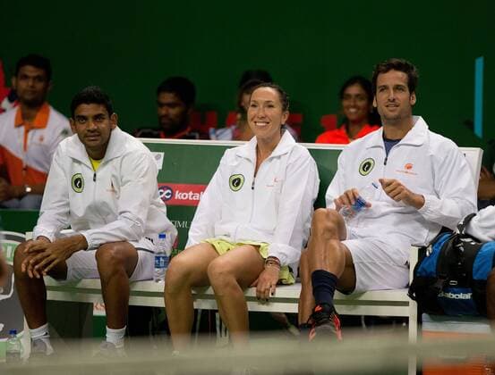 Champions Tennis League 2015, Nagpur Ornagers, Jelena Jankovic (SRB),Feliciano Lopez (ESP) und Divij Sharan (IND) auf der Bank Tennis - Champions Tennis League 2015 - - - Hyderabad - Telangana - India - 30 November 2015.