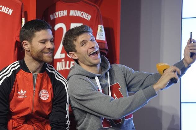 v.re:Thomas MUELLER (MÜLLER,Bayern Muenchen),Xabi ALONSO (Bayern Muenchen),macht ein Selfie mit seinem neuen GIGASET ME Smartphone .Gigaset Platinum Partner des FC Bayern Muenchen.Pressetermin Liga1,Fussball 1. Bundesliga,Saison 2015 16,am 02.12.2015.