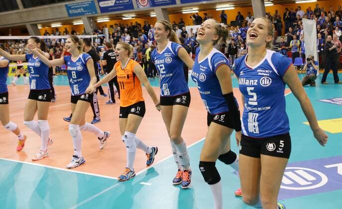 Stuttgart , Volleyball DVV Pokal Halbfinale , Allianz MTV Stuttgart vs. USC Münster, Jubel Allianz , von rechts: KIm Renkema Femke Stoltenborg Debbie van Daelen Lisa THomsen Kaja Grobelna