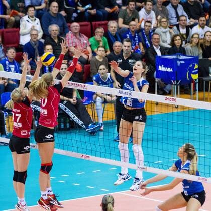 Stuttgart Angriff von Kaja Grobelna ( 8 Allianz MTV Stuttgart) gegen Ines Bathen ( 17, USC Muenster Muenster) und Ashley Benson ( 10, USC Muenster Muenster); Deutscher Volleyball Pokal Damen Halbfinale: Allianz MTV Stuttgart gegen USC Muenster Muenster, SCHARRena, Stuttgart Deutschland, 20151202; Copyright: Wuechner Eibner-Pressefoto EP_NWR