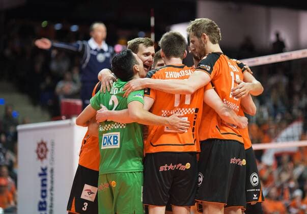 Berlin, Deutschland, 02.12.2015: Volleyball CEV Championsleague Gruppenphase Saison 2015 2016 - Berlin Recycling Volleys - Marek Union-Ivkoni Dupnitsa. Das Team der BR Volleys jubelt: v.l. Erik Shoji (BR Volleys 2), Robert Kromm (BR Volleys 3), Ruben Schott (BR Volleys 13), Tsimafei Zhukouski (BR Volleys 11), Nicolas Le Goff (BR Volleys 7), Paul Carroll (BR Volleys 12)
