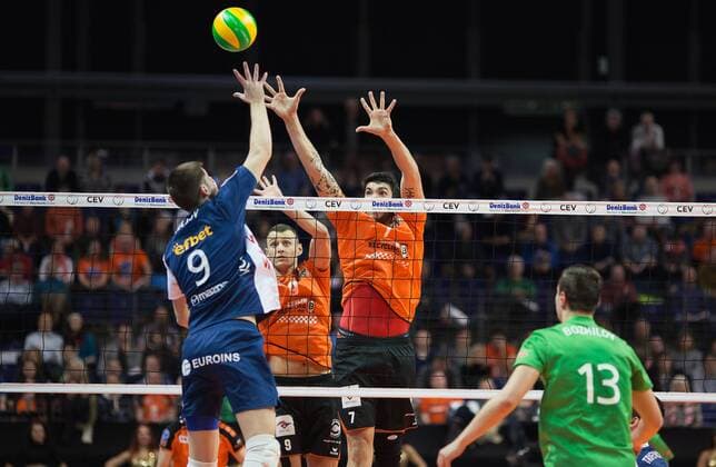 Berlin, Deutschland, 02.12.2015: Volleyball CEV Championsleague Gruppenphase Saison 2015 2016 - Berlin Recycling Volleys - Marek Union-Ivkoni Dupnitsa. Angel Velkov (Dupnitsa 9) gegen den Block aus Paul Lotman (BR Volleys 9) und Nicolas Le Goff (BR Volleys 7)