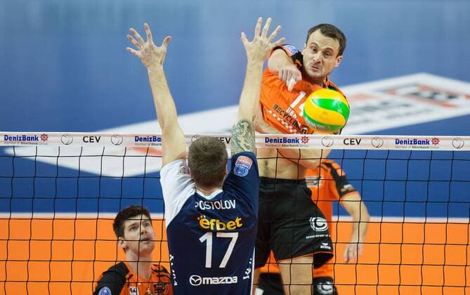 Berlin, Deutschland, 02.12.2015: Volleyball CEV Championsleague Gruppenphase Saison 2015 2016 - Berlin Recycling Volleys - Marek Union-Ivkoni Dupnitsa. Tomas Kmet (BR Volleys 14) gegen den Block aus Borislav Apostolov (Dupnitsa 17)