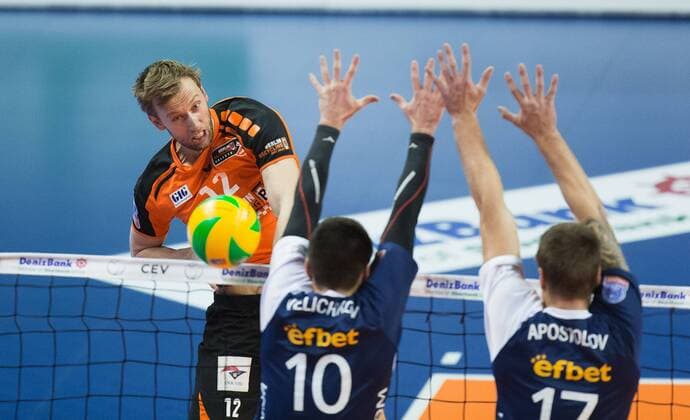 Berlin, Deutschland, 02.12.2015: Volleyball CEV Championsleague Gruppenphase Saison 2015 2016 - Berlin Recycling Volleys - Marek Union-Ivkoni Dupnitsa. Paul Carroll (BR Volleys 12) gegen den Block aus Stanislav Velinchkov (Dupnitsa 10) und Borislav Apostolov (Dupnitsa 17)