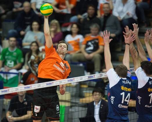 Berlin, Deutschland, 02.12.2015: Volleyball CEV Championsleague Gruppenphase Saison 2015 2016 - Berlin Recycling Volleys - Marek Union-Ivkoni Dupnitsa. Robert Kromm (BR Volleys 3) gegen den Block aus Dimitar Dulchev (Dupnitsa 14) und Mihail Tsvetanov (Dupnitsa 16)