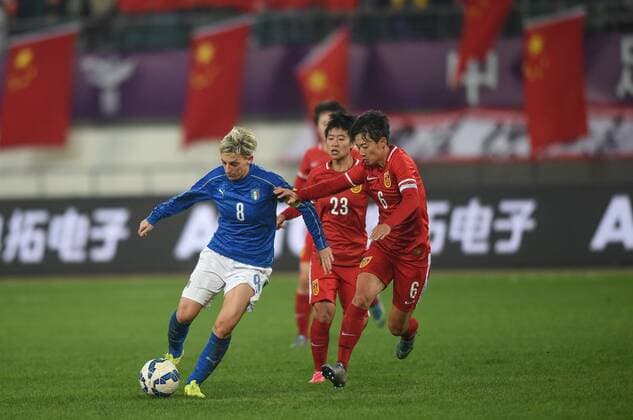 (151203) -- GUIYANG, Dec. 3, 2015 -- Italy s Gabbiadini Melania (1st, L) vies with China s players during their International Friendly Länderspiel women s soccer match in Guiyang, southwest China s Guizhou Province, Dec. 3, 2015. The match ended with a 1-1 tie. ) (SP)CHINA-GUIYANG-WOMEN S SOCCER-FRIENDLY MATCH-CHINA VS ITALY LiuxXu 