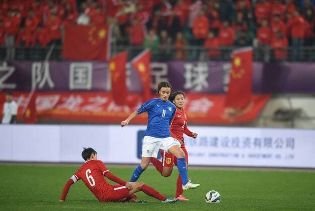 (151203) -- GUIYANG, Dec. 3, 2015 -- Italy s Bonansea Barbara (C) vies with China s Li Dongna (L) during their International Friendly Länderspiel women s soccer match in Guiyang, southwest China s Guizhou Province, Dec. 3, 2015. The match ended with a 1-1 tie. ) (SP)CHINA-GUIYANG-WOMEN S SOCCER-FRIENDLY MATCH-CHINA VS ITALY LiuxXu 