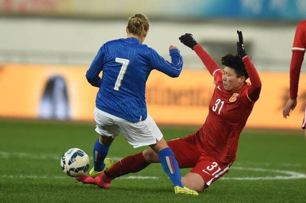 (151203) -- GUIYANG, Dec. 3, 2015 -- Italy s Cernoia Valentina (L) vies with China s Ma Xiaoxu during their International Friendly Länderspiel women s soccer match in Guiyang, southwest China s Guizhou Province, Dec. 3, 2015. The match ended with a 1-1 tie. ) (SP)CHINA-GUIYANG-WOMEN S SOCCER-FRIENDLY MATCH-CHINA VS ITALY LiuxXu 