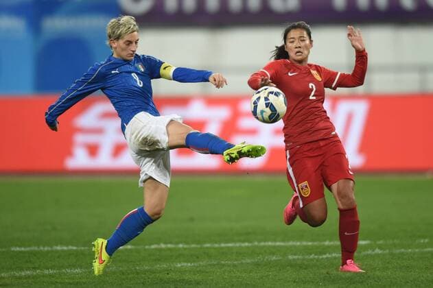 (151203) -- GUIYANG, Dec. 3, 2015 -- Italy s Gabbiadini Melania (L) vies with China s Liu Shanshan during their International Friendly Länderspiel women s soccer match in Guiyang, southwest China s Guizhou Province, Dec. 3, 2015. The match ended with a 1-1 tie. ) (SP)CHINA-GUIYANG-WOMEN S SOCCER-FRIENDLY MATCH-CHINA VS ITALY LiuxXu 
