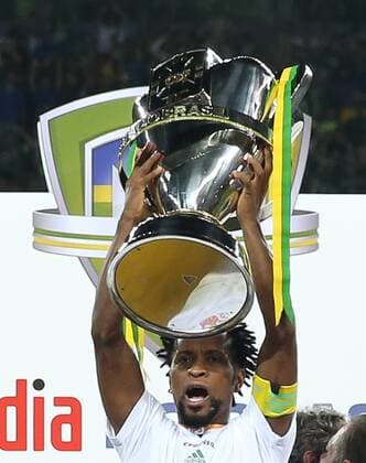Palmeiras x Santos SAO PAULO, Brazil - 02 12 2015: PALM X SANTOS - The player Ze Roberto, the SE Palmeiras, raises the cup champion of Brazil Cup after the match against Santos FC team at Allianz Arena Park. (Photo: Cesar Greco FotoArena)  CesarxGreco