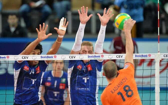 VOLLEYBALL - CEV CL, Tirol vs Budva INNSBRUCK,AUSTRIA,03.DEC.15 - VOLLEYBALL - CEV Champions League, Hypo Tirol Volleyballteam vs OK Budvanska Rivijera. Image shows Douglas Duarte Da Silva (Tirol), Janis Peda (Tirol) and Vanelin Kadankov (Budva). GEPAxpictures xAmirxBeganovic