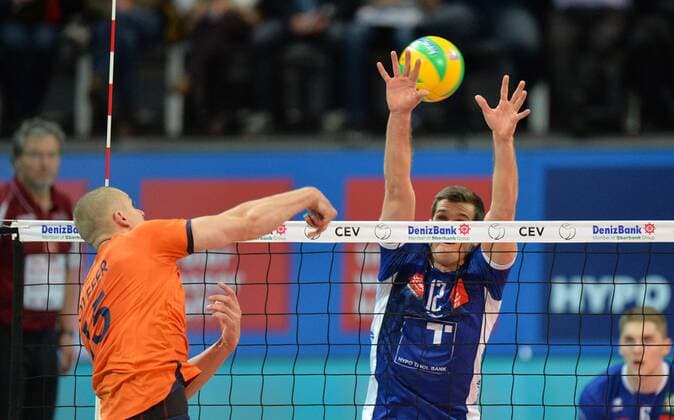 VOLLEYBALL - CEV CL, Tirol vs Budva INNSBRUCK,AUSTRIA,03.DEC.15 - VOLLEYBALL - CEV Champions League, Hypo Tirol Volleyballteam vs OK Budvanska Rivijera. Image shows Gregor Ropret (Tirol) and Bogten Olefir (Budva). GEPAxpictures xAmirxBeganovic