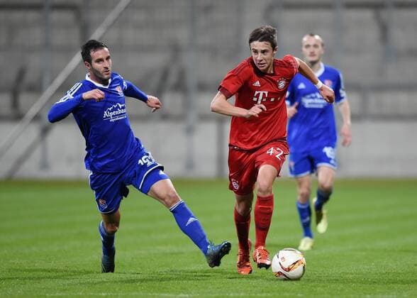 Fussball Regionalliga Bayern 2015 2016 FC Bayern Muenchen II - Spvgg Unterhaching 02.12.2015 Marco Friedl (re, FC Bayern Muenchen II) gegen Maximilian Nicu (li, Spvgg Unterhaching) 