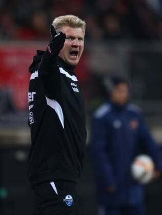 04.12.2015 - Fussball - Saison 2015 2016 - 2. Fussball - Bundesliga - 17. Spieltag: 1. FC Nürnberg Nuernberg FCN - SC Paderborn 07 - JüRa - Stefan Effenberg (Trainer SC Paderborn 07 ) lautstark