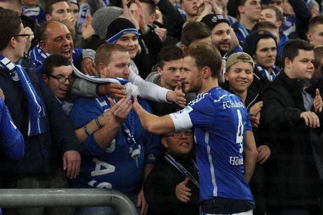 Gelsenkirchen Kapitaen Benedikt Hoewedes (FC Schalke 04 4) feiert mit den Fans in der Nordkurve beim Fussball Bundesligaspiel zwischen FC Schalke 04 und Hannover 96 am 04.12.2015, Copyright: Schueler Eibner-Pressefoto EP_JSE