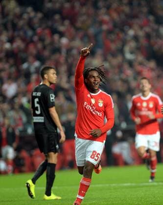 Fußball, Benfica Lissabon - Academica de Coimbra LISBON, Dec. 4, 2015 -- Benfica s Renato Sanches celebrates after scoring during 12th round of the Portuguese League Football Match between SL Benfica and A. Academica at the Luz stadium in Lisbon on Dec. 4, 2015. SL Benfica won 3-0.?) (SP)PORTUGAL-LISBON-SOCCER-PORTUGUESE LEAGUE ZhangxLiyun 
