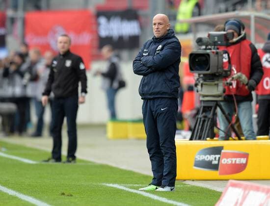 Halle Hansa Trainer Karsten Baumann beim Spiel Hallescher FC (HFC) vs FC Hansa Rostock, Fussball, 3.Liga, 05.12.2015 Copyright: Modlax Eibner-Pressefoto EP_cma