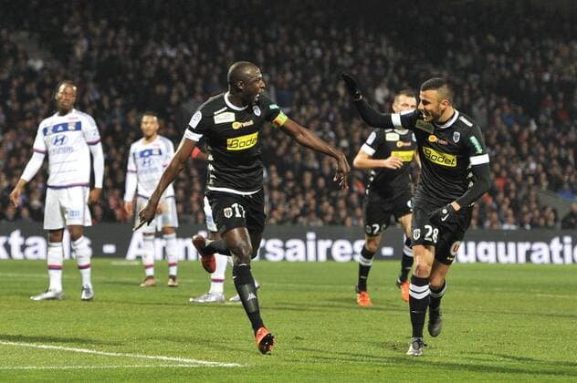 Fußball, Olympique Lyon - Angers SCO CHEIKH NDOYE (sco) - Romain SAISS (sco) - Fussball Frankreich, Ligue 1, Olympique Lyon vs. Angers SCO - 05 12 2015 FEP Panoramic 