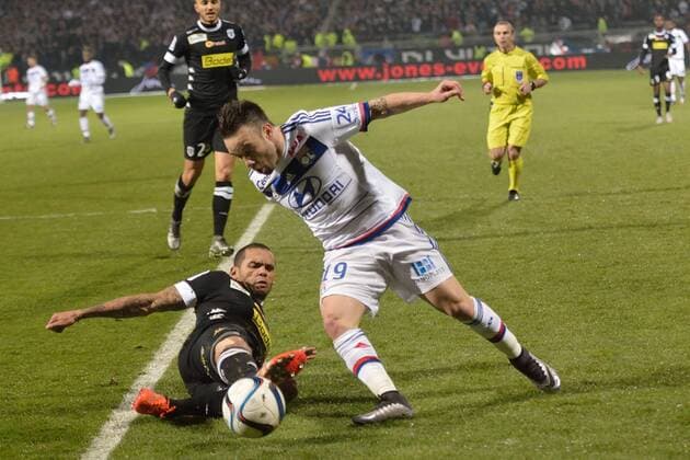 Fußball, Olympique Lyon - Angers SCO Mathieu Valbuena (lyon) vs Gael Angoula (angers) - Fussball Frankreich, Ligue 1, Olympique Lyon vs. Angers SCO - 05 12 2015 FredericChambert Panoramic 