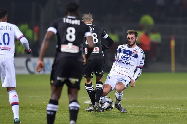Fußball, Olympique Lyon - Angers SCO Lucas Tousart (lyon) vs Romain Saiss (angers) - Fussball Frankreich, Ligue 1, Olympique Lyon vs. Angers SCO - 05 12 2015 FredericChambert Panoramic 