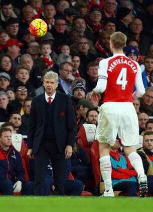 Arsenal v Sunderland . . London, UK . . 05.12.2015 Arsene Wenger (Arsenal manager) looks at Per Mertesacker (A) 