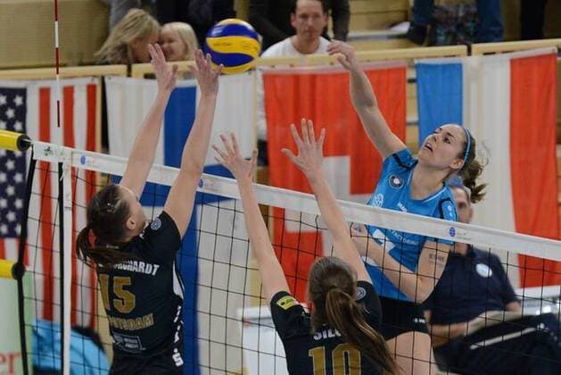 05.12.2015, xtkx, Volleyball 1.Bundesliga Damen, VC Wiesbaden - SC Potsdam, emspor v.l. Regina Mapeli Burchardt (SC Potsdam), Esther van Berkel (VC Wiesbaden), Wiebke Slige (SC Potsdam),