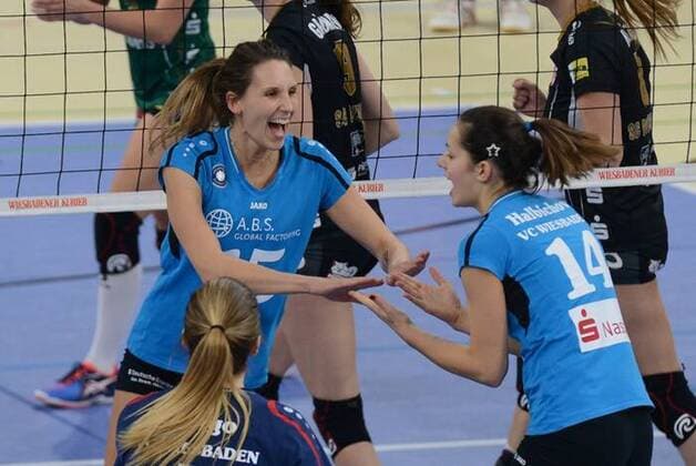 05.12.2015, xtkx, Volleyball 1.Bundesliga Damen, VC Wiesbaden - SC Potsdam, emspor v.l. Jennifer Pettke (VC Wiesbaden), Iveta Halbichova (VC Wiesbaden),