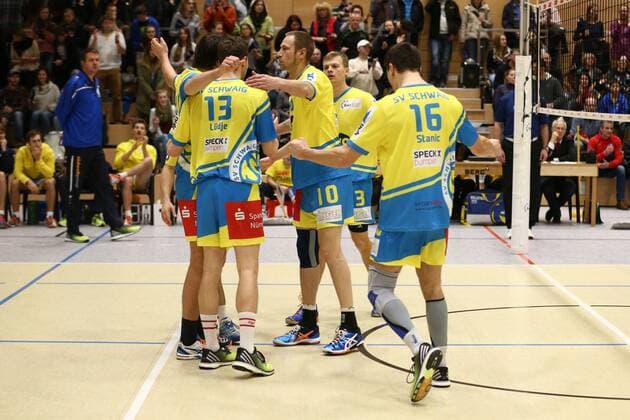 05.12.2015 - Volleyball - 2. Bundesliga Süd Männer - Saison 2015 2016 - SV Schwaig - GSVE Delitzsch - MaWi - Frank Meyer (10, SV Schwaig, mitte) Tim Rosenow (3, SV Schwaig, rechts) und Team - jubeln Jubel Freude