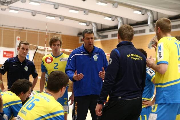 05.12.2015 - Volleyball - 2. Bundesliga Süd Männer - Saison 2015 2016 - SV Schwaig - GSVE Delitzsch - MaWi - Michael Raddatz (Trainer SV Schwaig, mitte) und Team - während Auszeit