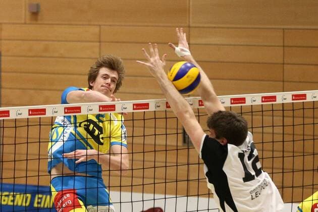 05.12.2015 - Volleyball - 2. Bundesliga Süd Männer - Saison 2015 2016 - SV Schwaig - GSVE Delitzsch - MaWi - Janis Späth Spaeth (2, SV Schwaig, links) Robert Karl (12, GSVE Delitzsch, rechts)