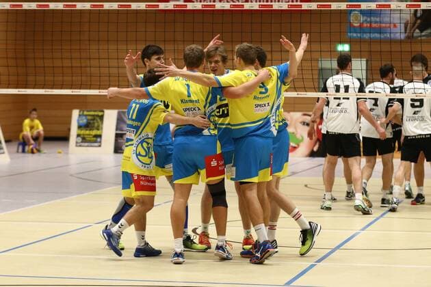 05.12.2015 - Volleyball - 2. Bundesliga Süd Männer - Saison 2015 2016 - SV Schwaig - GSVE Delitzsch - MaWi - Perica Stanic (16, SV Schwaig, links) Janis Späth Spaeth (2, SV Schwaig, mitte) und Team - jubeln nach Satzgewinn Jubel Freude