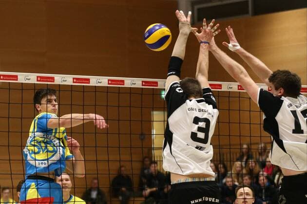 05.12.2015 - Volleyball - 2. Bundesliga Süd Männer - Saison 2015 2016 - SV Schwaig - GSVE Delitzsch - MaWi - Perica Stanic (16, SV Schwaig, links) Jan Jalowietzki (3, GSVE Delitzsch, rechts)