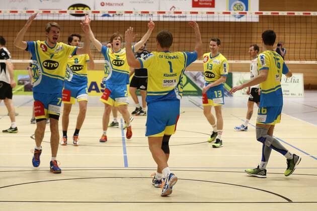 05.12.2015 - Volleyball - 2. Bundesliga Süd Männer - Saison 2015 2016 - SV Schwaig - GSVE Delitzsch - MaWi - Marko Knauer (7, SV Schwaig, links) Janis Späth Spaeth (2, SV Schwaig, mitte) Wichard Lüdje Luedje (13, SV Schwaig, rechts) und Team - jubeln Jubel Freude