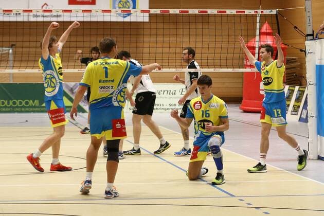 05.12.2015 - Volleyball - 2. Bundesliga Süd Männer - Saison 2015 2016 - SV Schwaig - GSVE Delitzsch - MaWi - v.l.n.r.: Janis Späth Spaeth (2, SV Schwaig), Yannick Klement (1, SV Schwaig), Perica Stanic (16, SV Schwaig), Wichard Lüdje Luedje (13, SV Schwaig) - jubeln Jubel Freude