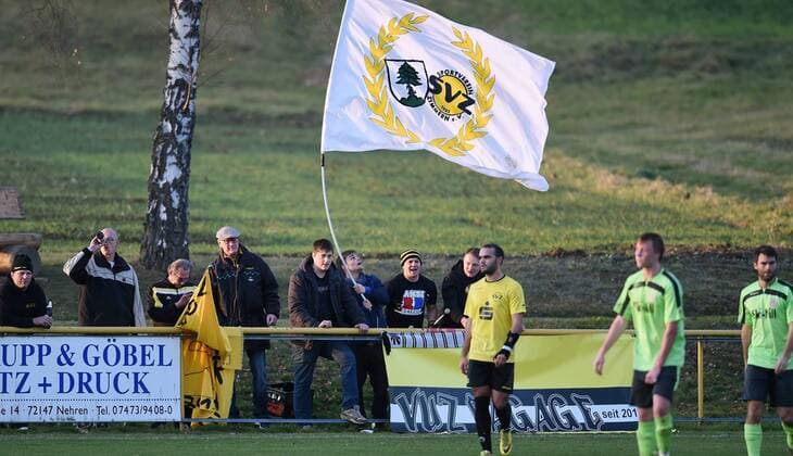 Fussball Landesliga 2015 2016 05.12.2015 SV Nehren - SV Zimmern Acht SV Zimmern Fans auf dem Sportgelaende des SV Nehren 