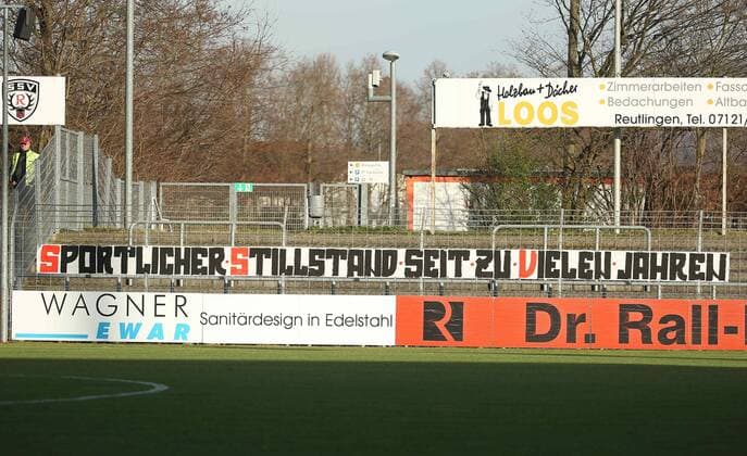 Reutlingen Banner der SSV Reutlingen Fans die Ihre eigene Bedeutung von SSV haben SSV Reutlingen vs 1. CfR Pforzheim, Oberliga Baden-Wuerttemberg, Fussball, 05.12.2015 Copyright: Fudischx xEibner-Pressefoto EP_pfh