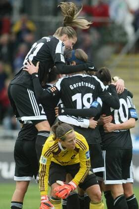Allianz Frauen-Bundesliga, 10. Spieltag: 1. FFC Frankfurt - SC Sand am Sonntag (06.12.2015) im Stadion am Brentanobad in Frankfurt am Main. Jubel nach 1:0 durch Dzsenifer Marozsan (1. FFC Frankfurt).