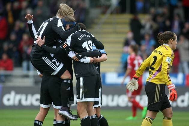 Allianz Frauen-Bundesliga, 10. Spieltag: 1. FFC Frankfurt - SC Sand am Sonntag (06.12.2015) im Stadion am Brentanobad in Frankfurt am Main. Jubel nach 1:0 durch Dzsenifer Marozsan (1. FFC Frankfurt).