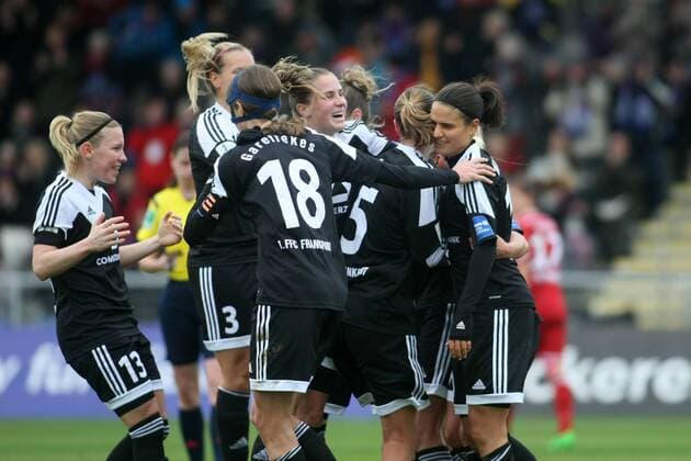 Allianz Frauen-Bundesliga, 10. Spieltag: 1. FFC Frankfurt - SC Sand am Sonntag (06.12.2015) im Stadion am Brentanobad in Frankfurt am Main. Jubel nach 1:0 durch Dzsenifer Marozsan (1. FFC Frankfurt).