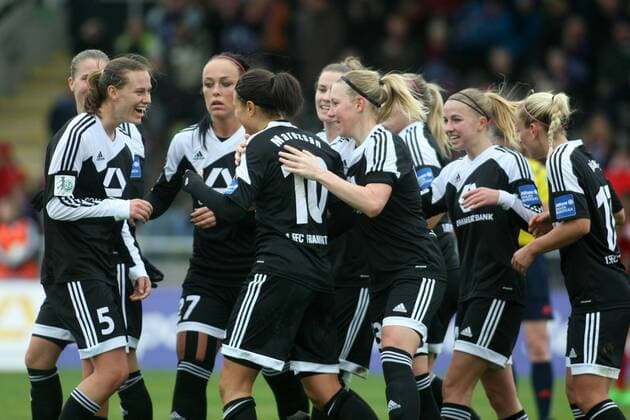 Allianz Frauen-Bundesliga, 10. Spieltag: 1. FFC Frankfurt - SC Sand am Sonntag (06.12.2015) im Stadion am Brentanobad in Frankfurt am Main. Jubel nach 1:0 durch Dzsenifer Marozsan (1. FFC Frankfurt).