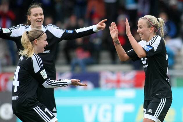 Allianz Frauen-Bundesliga, 10. Spieltag: 1. FFC Frankfurt - SC Sand am Sonntag (06.12.2015) im Stadion am Brentanobad in Frankfurt am Main. Jubel nach 2:0 durch Mandy Islacker (1. FFC Frankfurt, R).