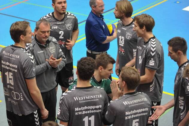 GER,VBL, SVG Lueneburg vs Netzhoppers KW-Bestensee 05.12.2015, Gellersenhalle, Lueneburg, GER, VBL, SVG Lueneburg vs Netzhoppers KW-Bestensee, im Bild Trainer Mirko Culic (Bestensee) redet mit seiner Mannschaft nordphotoxWitke