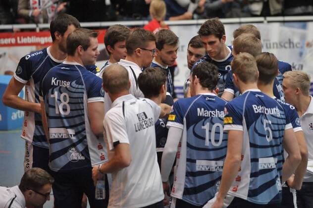 GER,VBL, SVG Lueneburg vs Netzhoppers KW-Bestensee 05.12.2015, Gellersenhalle, Lueneburg, GER, VBL, SVG Lueneburg vs Netzhoppers KW-Bestensee, im Bild Trainer Stefan Huebner (Hübner Lueneburg) redet mit seiner Mannschaft nordphotoxWitke