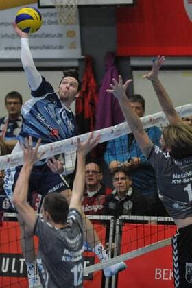 GER,VBL, SVG Lueneburg vs Netzhoppers KW-Bestensee 05.12.2015, Gellersenhalle, Lueneburg, GER, VBL, SVG Lueneburg vs Netzhoppers KW-Bestensee, im Bild Steven Marshall (Lueneburg 10) versucht sich gegen Daniel Heinecke (Bestensee 12) und Manuel Rieke (Bestensee 13) durchzusetzen nordphotoxWitke