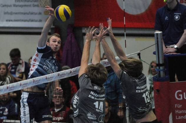 GER,VBL, SVG Lueneburg vs Netzhoppers KW-Bestensee 05.12.2015, Gellersenhalle, Lueneburg, GER, VBL, SVG Lueneburg vs Netzhoppers KW-Bestensee, im Bild Nicolas Marks(Lueneburg 11) versucht sich gegen Paul Sprung (Bestensee 14) und Manuel Rieke (Bestensee 13) durchzusetzen nordphotoxWitke