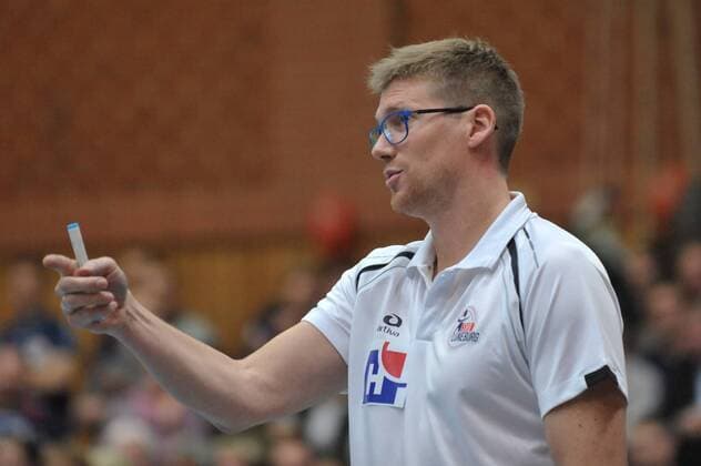 GER,VBL, SVG Lueneburg vs Netzhoppers KW-Bestensee 05.12.2015, Gellersenhalle, Lueneburg, GER, VBL, SVG Lueneburg vs Netzhoppers KW-Bestensee, im Bild Trainer Stefan Huebner (Hübner Lueneburg) nordphotoxWitke